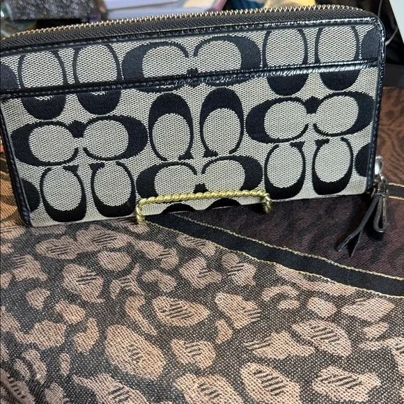 Coach Black and Cream Signature Zip Wallet - Picture 2 of 13